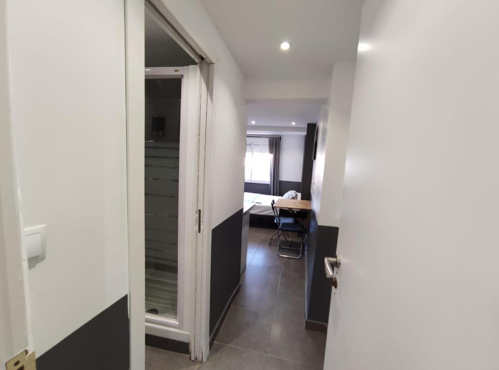 Estudios Hl Frente Al Metro Barcelona-Aeropuerto L'Hospitalet de Llobregat Esterno foto